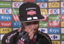 A emoção de um ciclista ao vencer no Tour de France.