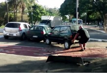 Homem mais forte do Brasil retira carro de ciclovia!
