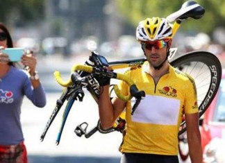 Gustavo Veloso ganha Tour do Rio… a pé e com a bicicleta na mão