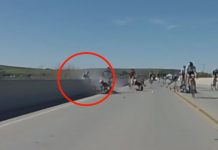 Ciclista evita cair de ponte ao ficar pendurado no muro de contenção